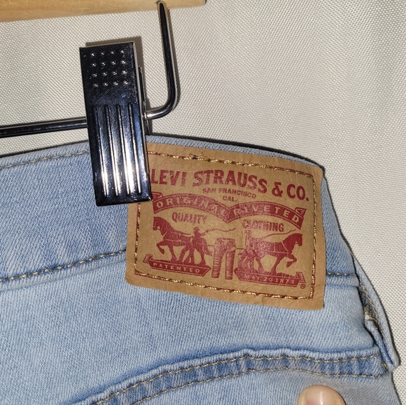 Levi's 311 Capris - Picture 3 of 4